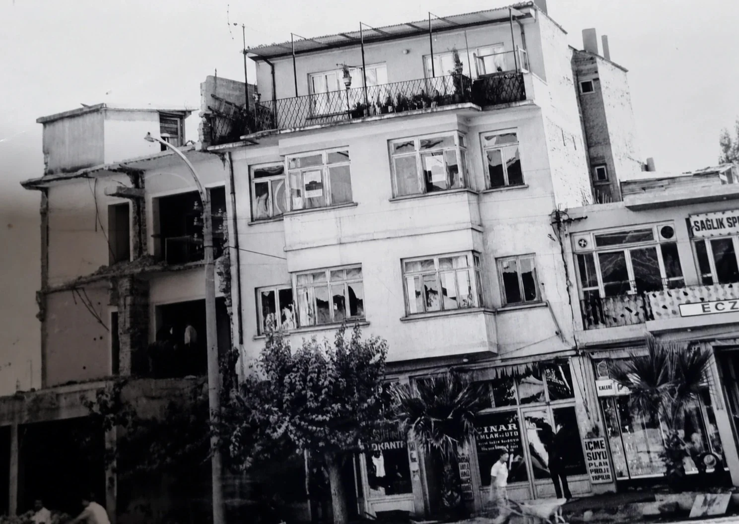 Miras 1934 aile hikâyesine ait eski lokanta binasının arşiv fotoğrafı